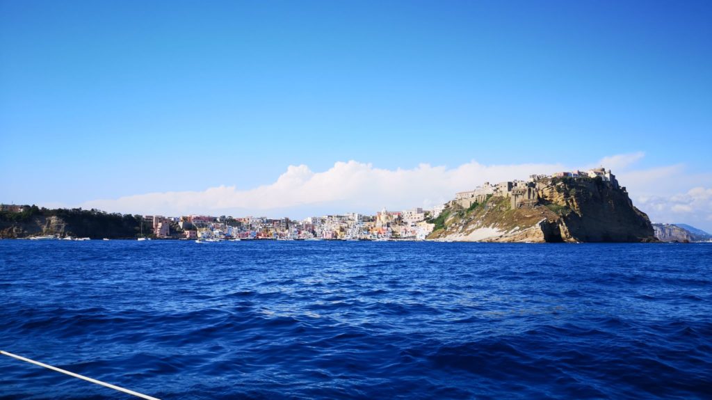 Sailing around Ischia and Procida : The best anchorages