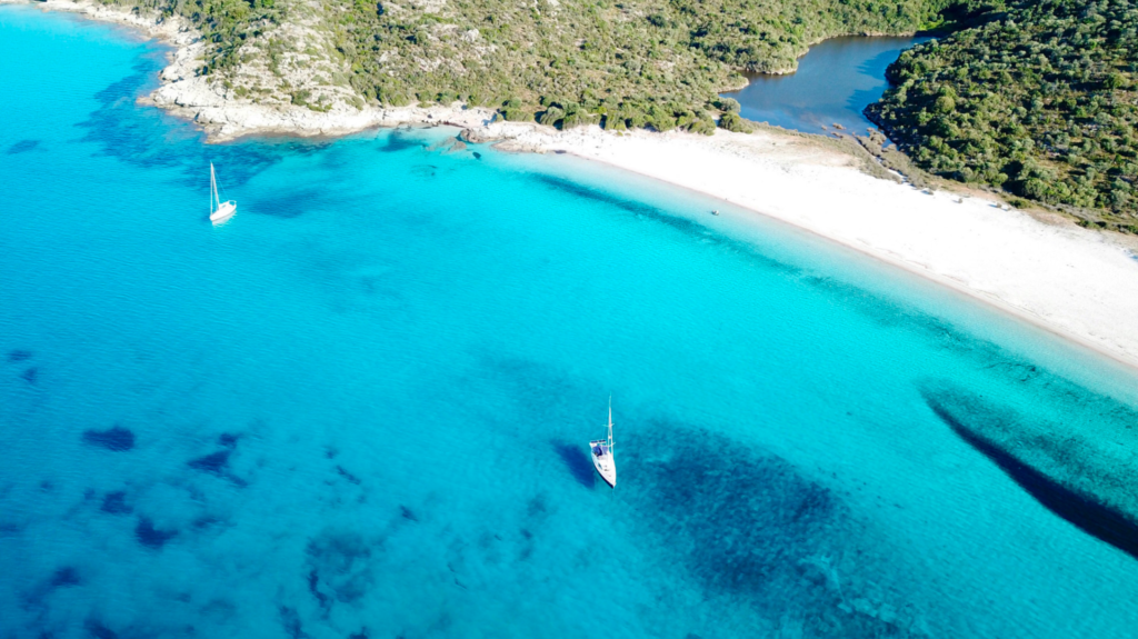 The best anchorages of Upper Corsica : Plage de Loto